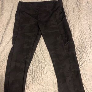 Lululemon Speed Up crop Size 8, no rip tag.